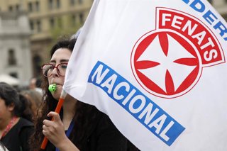 Santiago, 3 de octubre de 2023. Funcionarios de la salud agrupados en la Fenats marchan por la Alameda debido a despidos injustificados. Javier Salvo/Aton Chile