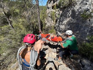El escalador herido en Olba ha sido evacuado en camilla por los agentes de la Guardia Civil