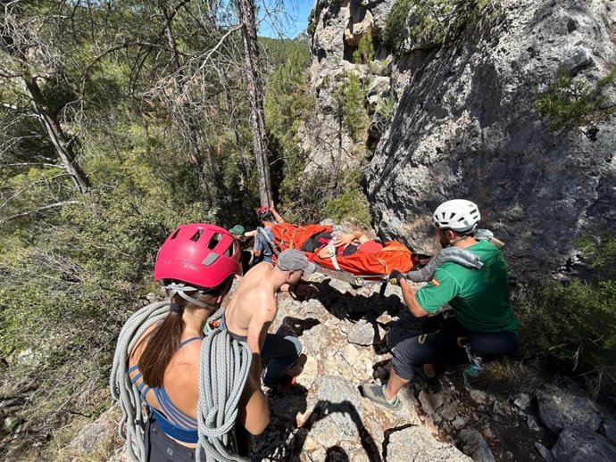 El escalador herido en Olba ha sido evacuado en camilla por los agentes de la Guardia Civil