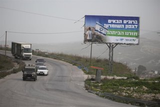 Archivo - Cartel publicitario instalado por colonos israelíes en Cisjordania (archivo)