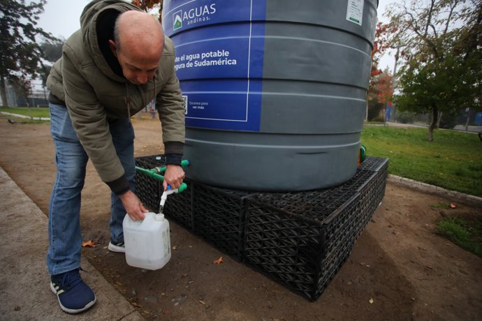 Santiago, 23 de mayo de 2026. Debido al corte programado de agua potable en ocho comunas de la capital, se mide el cloro libre residual de agua de estanque de abastecimiento alternativo para asegurar su calidad e inocuidad. Jonnathan Oyarzun/Aton Chile