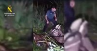 Rescatan a un jinete atrapado con su propio caballo en una zona de lodos en la aldea de El Rocío (Almonte, Huelva)