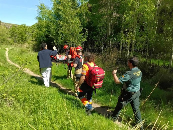 El senderista herido en el barranco del Cabrerizo en Albarracín (Teruel) es evacuado en camilla por bomberos de la DPT, sanitarios y agentes de la Guardia Civil.