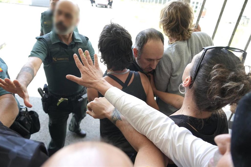 Incidentes en el aeropuerto de Bilbao a la llegada de activistas vascos detenidos por Israel por participar en la Global Sumud Flotilla