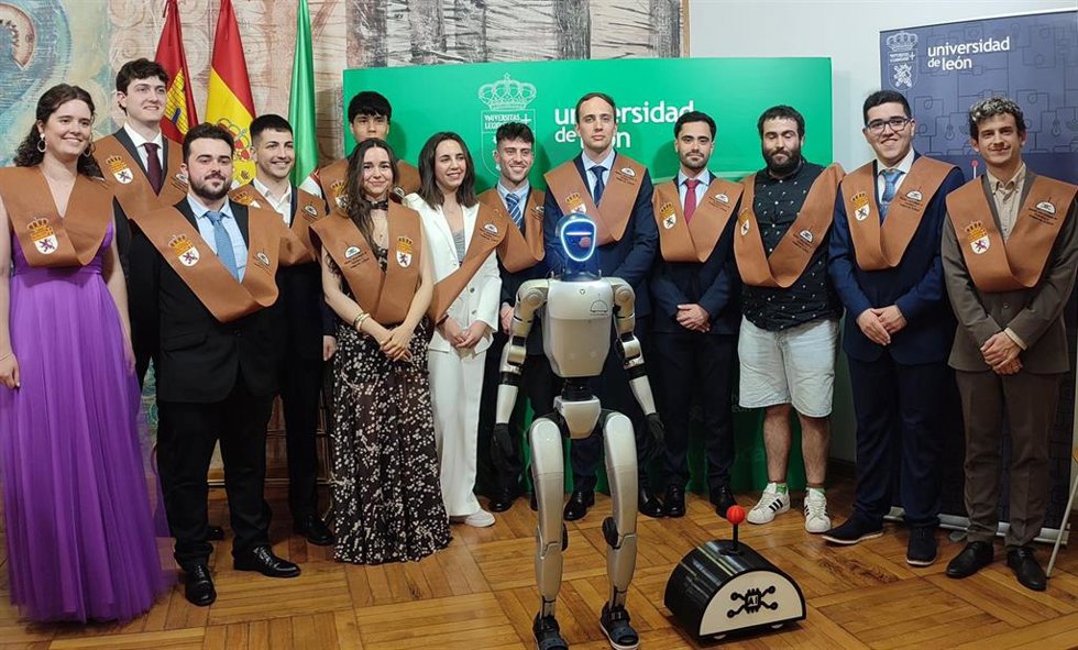 ULE gradúa a 14 nuevos especialistas en robótica e inteligencia artificial para liderar un "futuro que ya es presente"