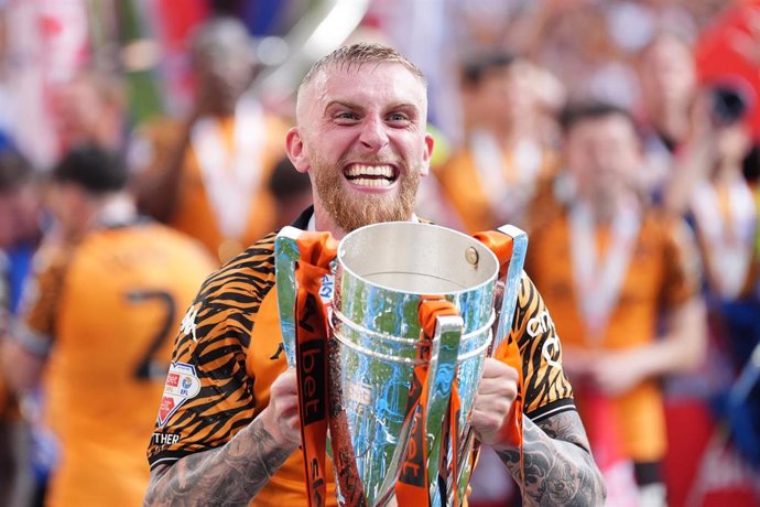 23 May 2026, United Kingdom, London: Hull City's Oliver McBurnie celebrates with the trophy after winning promotion to the English Premier League following the Sky Bet Championship play-off final against Middlesbrough at Wembley Stadium. Photo: Adam Davy/