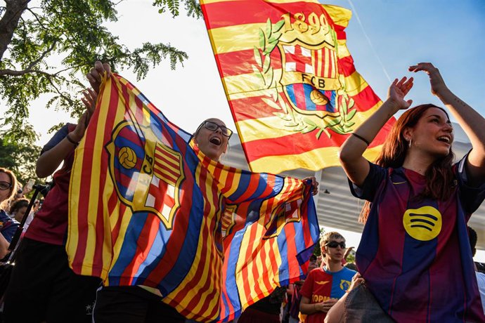 Decenas de personas durante la celebración de la victoria del FC Barcelona femenino en la final de la UEFA Women's Champions League, a 23 de mayo de 2026, en Barcelona, Catalunya (España). Se trata de su cuarta Champions, todas en los últimos seis años y 