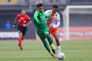 Futbol, Audax Italiano vs Cobresal, campeonato 2026 Fecha 14, Liga de Primera 2026. El jugador de Audax Italiano Vicente Zenteno, izquierda, disputa el balon contra Aaron Astudillo, de Cobresal durante un partido de primera disputado en el estadio