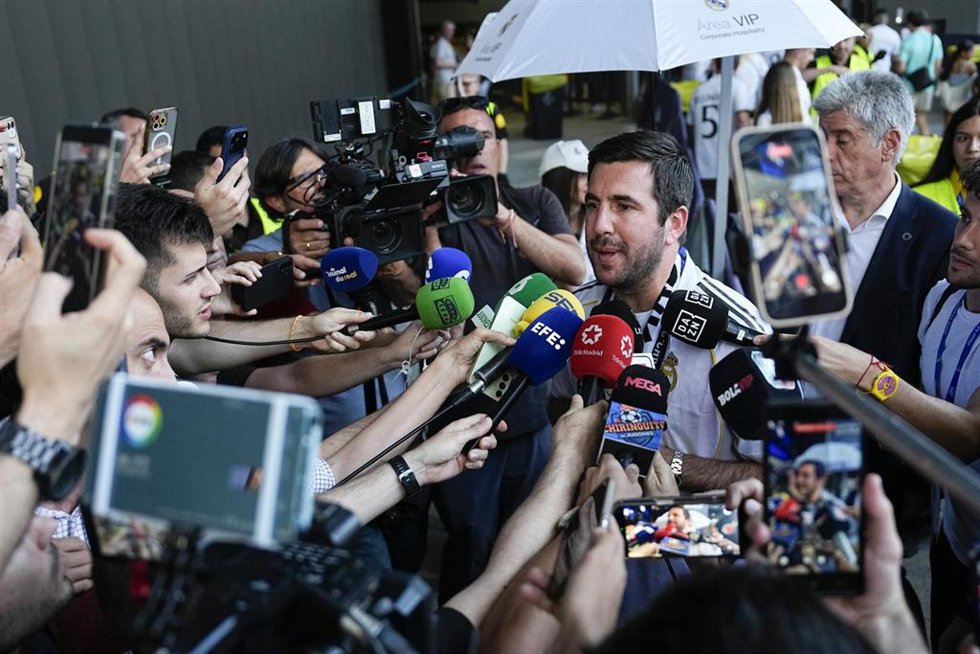 El consejero delegado de Cox Energy, Enrique Riquelme, atiende a los medios en los aledaños del Santiago Bernabéu.  