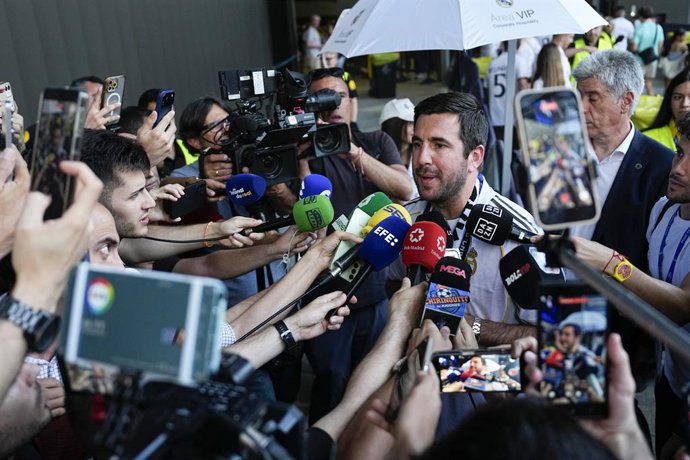 Enrique Riquelme atende à imprensa fora do estádio antes da partida da LaLiga EA Sports, disputada entre o Real Madrid e o Athletic Club no Estádio Bernabéu, em 23 de maio de 2026, em Madri, Espanha.