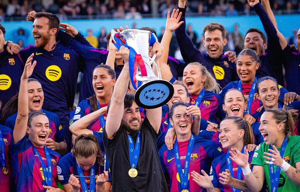 El entrenador del Barça Femení, Pere Romeu, levanta la Liga de Campeones Femenina ganada en Oslo (Noruega) ante el OL Lyonnes (4-0)