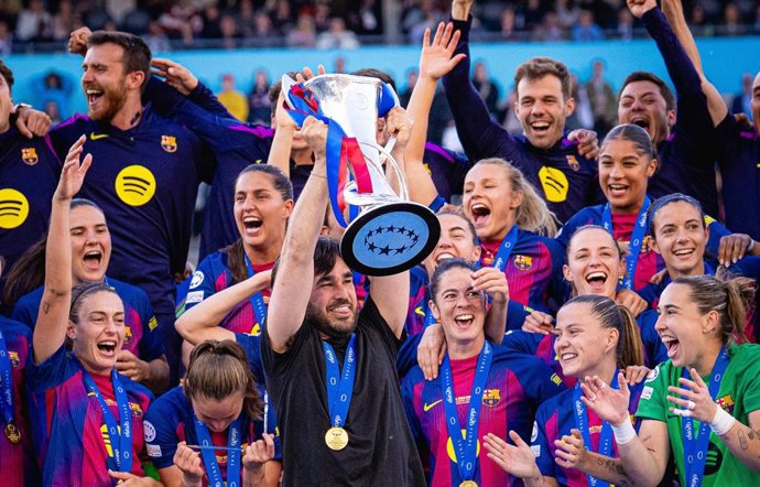 O técnico do Barça Femení, Pere Romeu, ergue a taça da Liga dos Campeões Feminina, conquistada em Oslo (Noruega) contra o OL Lyonnes (4 a 0)