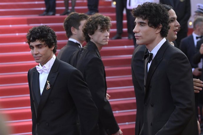 Los directores Javier Calvo (d) y Javier Ambrossi (i) a su llegada a la entrega de premios en la ceremonia de clausura del Festival Internacional de Cine de Cannes, a 23 de mayo de 2026, en Cannes (Francia). 