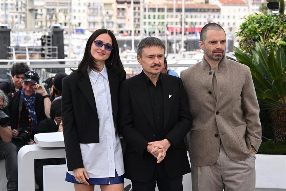 19 May 2026, France, Cannes: (L-R) Norwegian actress Renate Reinsve, Romanian filmmaker Cristian Mungiu and Romanian-American actor Sebastian Stan pose during the photocall for the film Fjord at the 79th Cannes Film Festival.