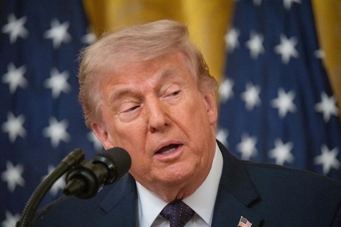 22 de maio de 2026, Washington, D.C., Estados Unidos: O presidente DONALD TRUMP presidiu a cerimônia de posse do novo presidente do Federal Reserve, Kevin Warsh, na Sala Leste da Casa Branca, em 22 de maio de 2026. Imagem: 1104223397, Licença: Direitos ge