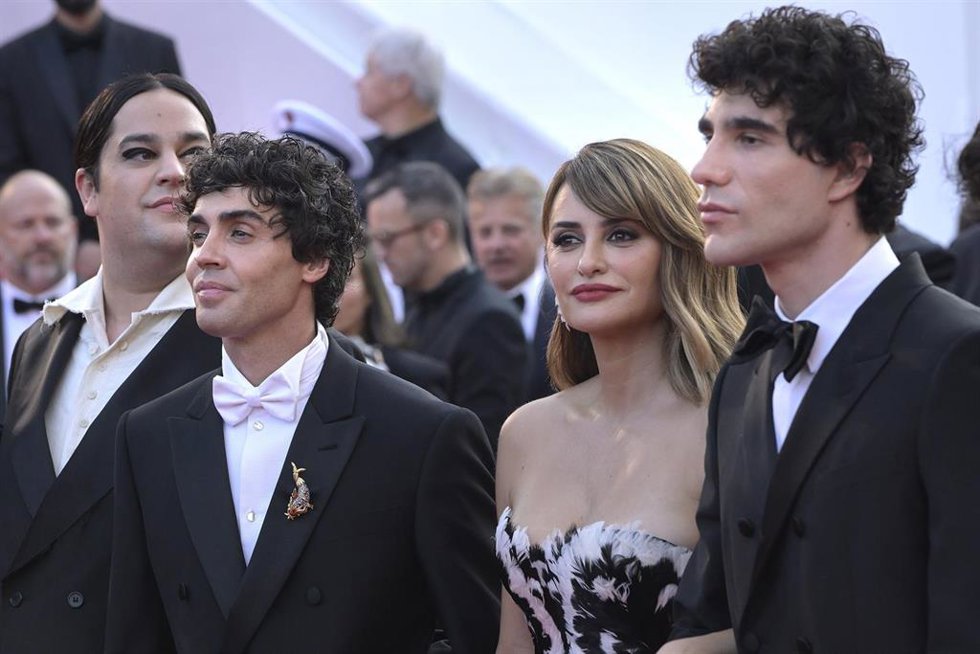 Los directores Javier Calvo (d) y Javier Ambrossi (i) y la actriz Penélope Cruz a su llegada a la entrega de premios en la ceremonia de clausura del Festival Internacional de Cine de Cannes, a 23 de mayo de 2026, en Cannes (Francia).