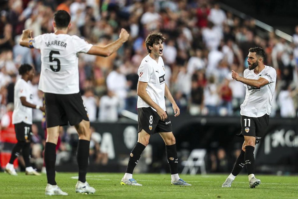 Javi Guerra celebra un gol del Valencia CF.
