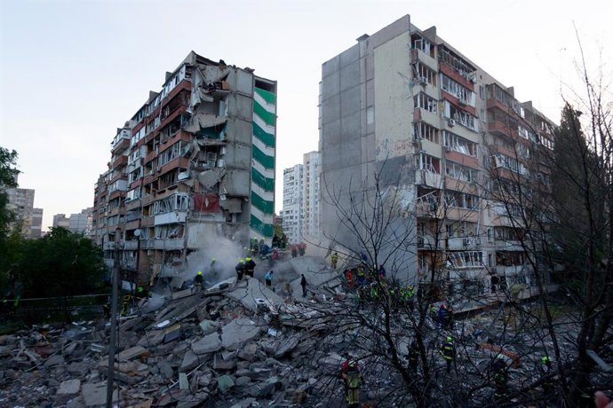 14 de maio de 2026, Kiev, Ucrânia: Equipes de resgate do Serviço Estatal de Emergências realizam operações de emergência perto de prédios residenciais de nove andares danificados por um ataque com mísseis e drones russos em Kiev, Ucrânia, em 14 de maio de