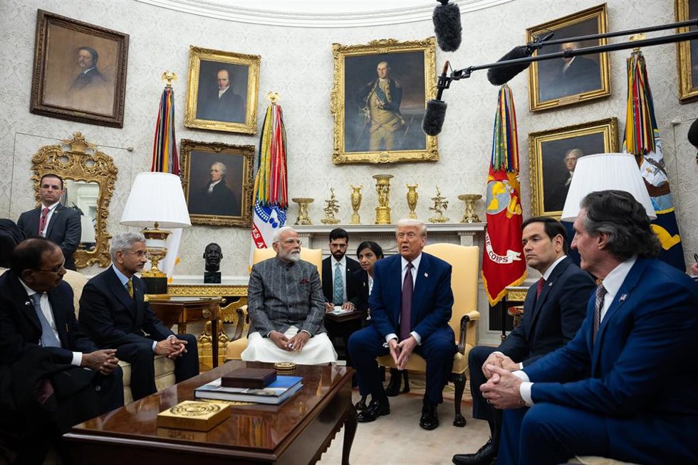 Archivo - El presidente de Estados Unidos, Donald J. Trump, y el primer ministro de la India, Narendra Modi, hablan con los periodistas en el Despacho Oval de la Casa Blanca, en Washington, D. C.