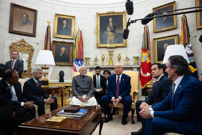 Archivo - Arquivo - 13 de fevereiro de 2025, Washington, Distrito de Columbia, EUA: O presidente dos Estados Unidos, Donald J. Trump, e o primeiro-ministro da Índia, Narendra Modi, falam com repórteres no Salão Oval da Casa Branca, em Washington, DC, em 1
