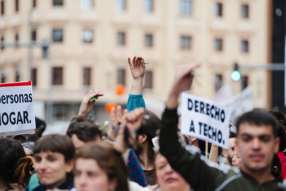 Varias personas durante una manifestación por la vivienda, desde Atocha, a 5 de abril de 2025, en Madrid (España).