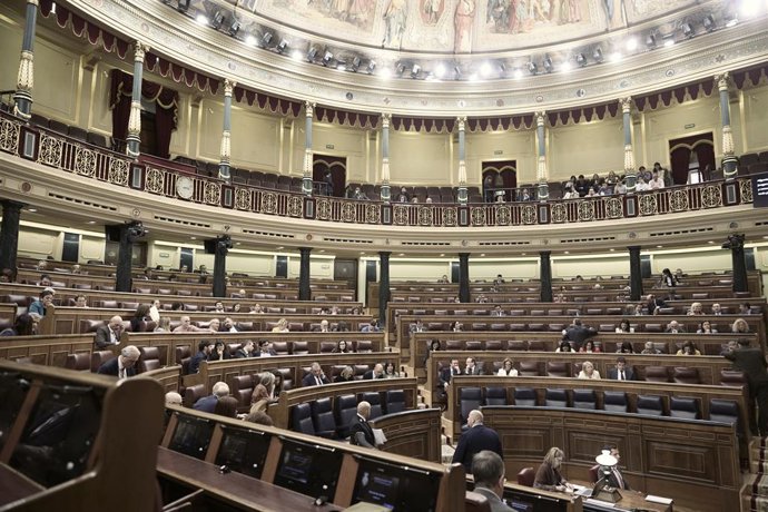 Archivo - Diputados en las bancadas, durante el pleno en el Congreso de los Diputados, a 14 de abril de 2026, en Madrid (España). El pleno aborda dos proposiciones de ley (velo integral y CNMC digital), dos PNL sobre víctimas del Patronato y bibliocausto,