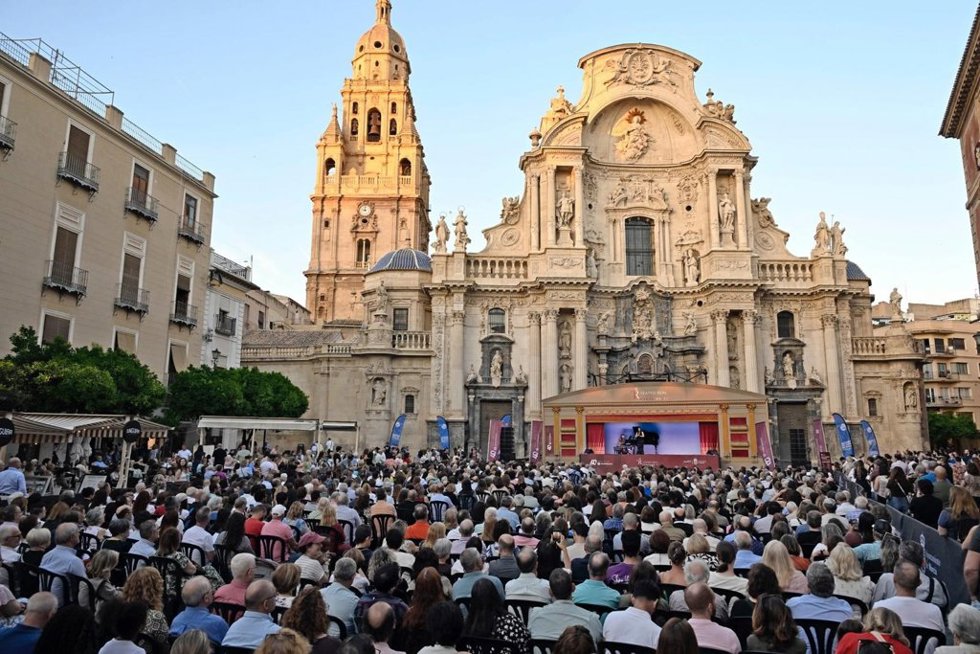 La plaza del Cardenal Belluga ha acogido una nueva edición del recital gratuito de la Carroza del Teatro Real, donde los asistentes han disfrutado de las arias más conocidas interpretadas por jóvenes artistas