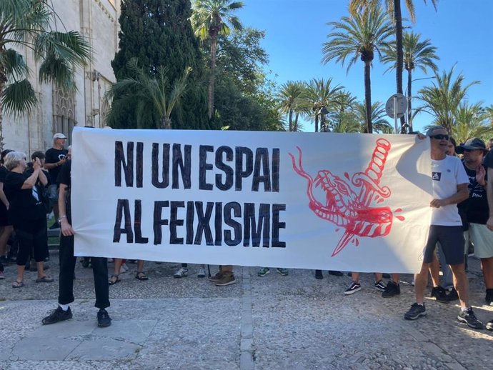 Una pancarta en la manifestación convocada por la Coordinadora Antifascista de Mallorca para exigir la demolición de sa Feixina y oponerse a la protesta de Núcleo Nacional.