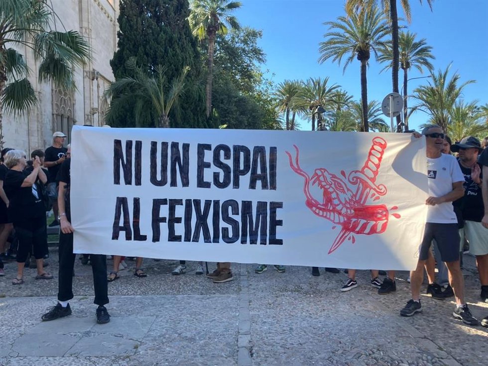 Una pancarta en la manifestación convocada por la Coordinadora Antifascista de Mallorca para exigir la demolición de sa Feixina y oponerse a la protesta de Núcleo Nacional.