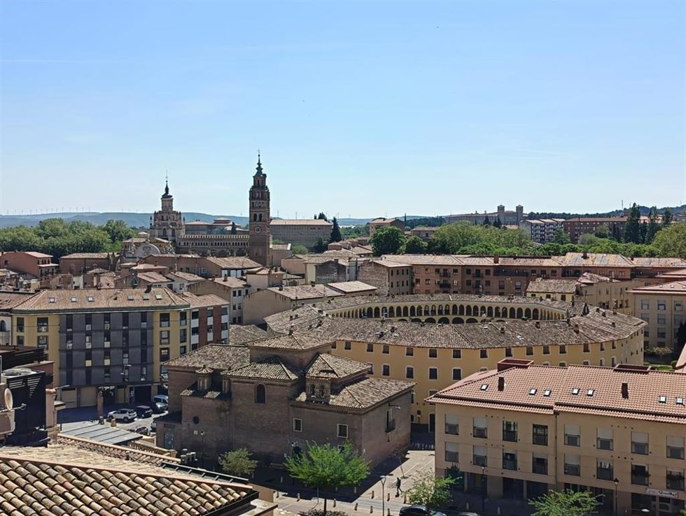 Archivo - Las temperaturas máximas ascenderán este lunes hasta los 32ºC en Zaragoza, Badajoz y Sevilla y 31ºC en Murcia