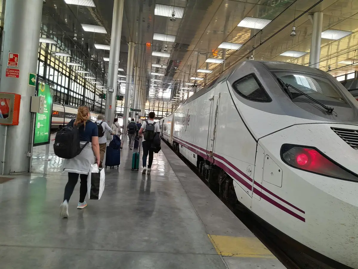 Un tren Alvia en la estación de Cádiz