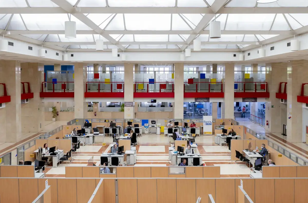 Interior de las oficinas de la Administración de la Agencia Tributaria de Madrid-Guzmán el Bueno.