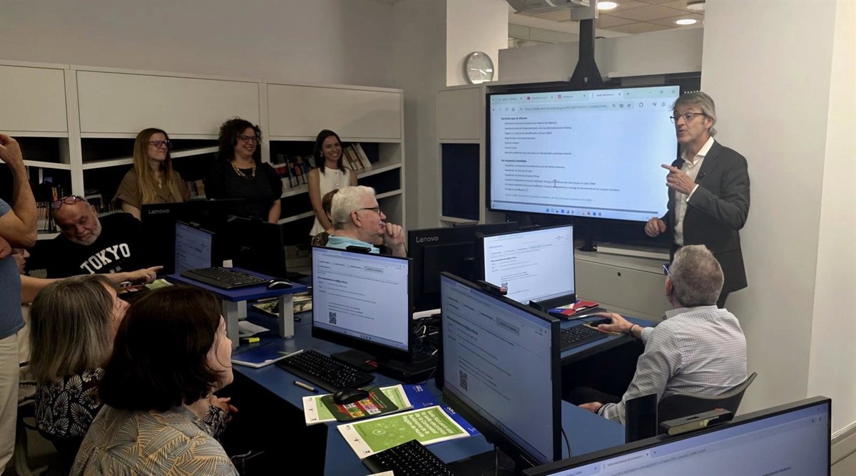 La CARM enseña a usar la administración digital a una treintena de mayores y personas con discapacidad