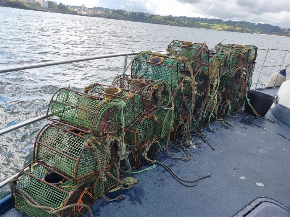 Gardacostas de Galicia retira 783 aparatos de pesca no autorizados y casi 670 kilos de pulpo