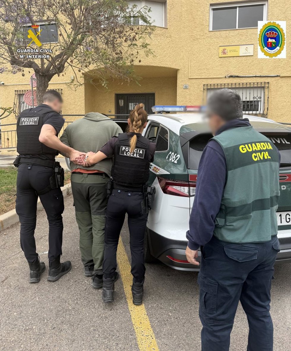 Imagen de un agente de la Guardia Civil en Vícar (Almería).