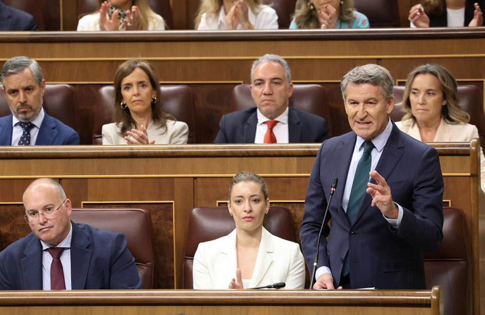 El presidente del PP, Alberto Núñez Feijóo, interviene durante una sesión de control al Gobierno, en el Congreso de los Diputados, a 20 de mayo de 2026, en Madrid (España). 