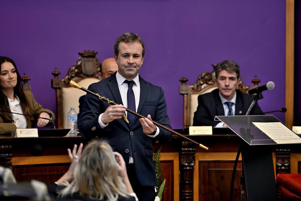 Archivo - El alcalde de Jaén, Julio Millán (PSOE) sujeta el bastón de mando durante el pleno de moción de censura en el Ayuntamiento de Jaén. Imagen de archivo. 