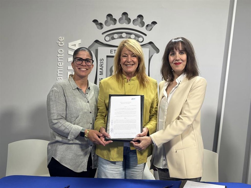 La alcaldesa de Huelva, Pilar Miranda, en la firma del convenio de colaboración con Onupolis.