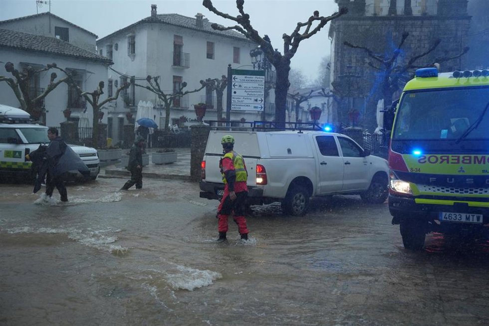 Archivo - Distintos cuerpos de bomberos trabajan en labores de achique de agua en el municipio gaditano de Grazalema que se ha visto muy afectado por el paso de la borrasca Leonardo. A 4 de febrero de 2026, en Grazalema, Cádiz (Andalucía, España). ARCHIVO