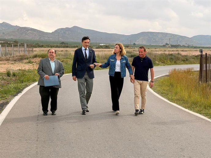 El consejero de Fomento e Infraestructuras, Jorge García Montoro, junto a la alcaldesa Seve González, y el director general de Carreteras, Francisco Carrillo, en la carretera de El Carche
