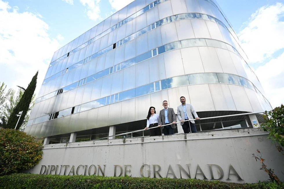 El diputado de Fondos Europeos, Desarrollo, Industria y Empleo, Antonio Díaz, junto al presidente de AJE Granada, Alejandro Aguado.