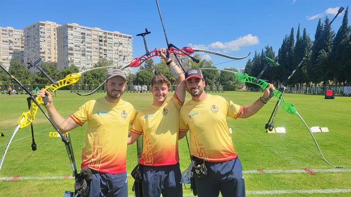 El equipo español masculino de tiro con arco recurvo, formado por Andrés Temiño, Diego Conde y Pablo Acha, se cuelga la plata en el Europeo