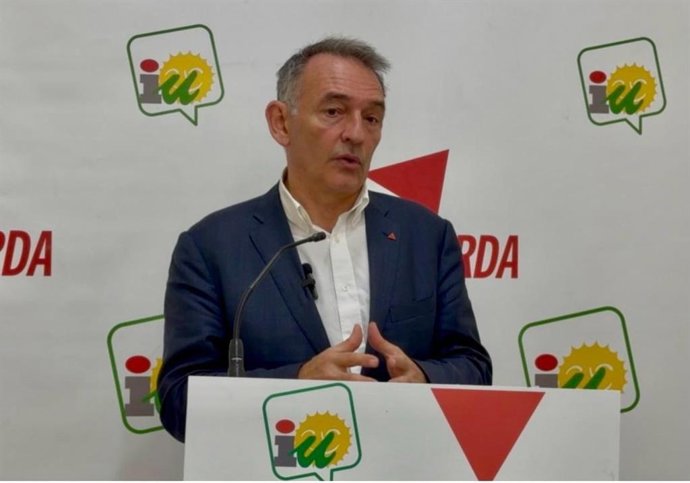 Archivo - El portavoz de IU en el Congreso de los Diputados, Enrique Santiago, en la sede provincial de IU en Córdoba.