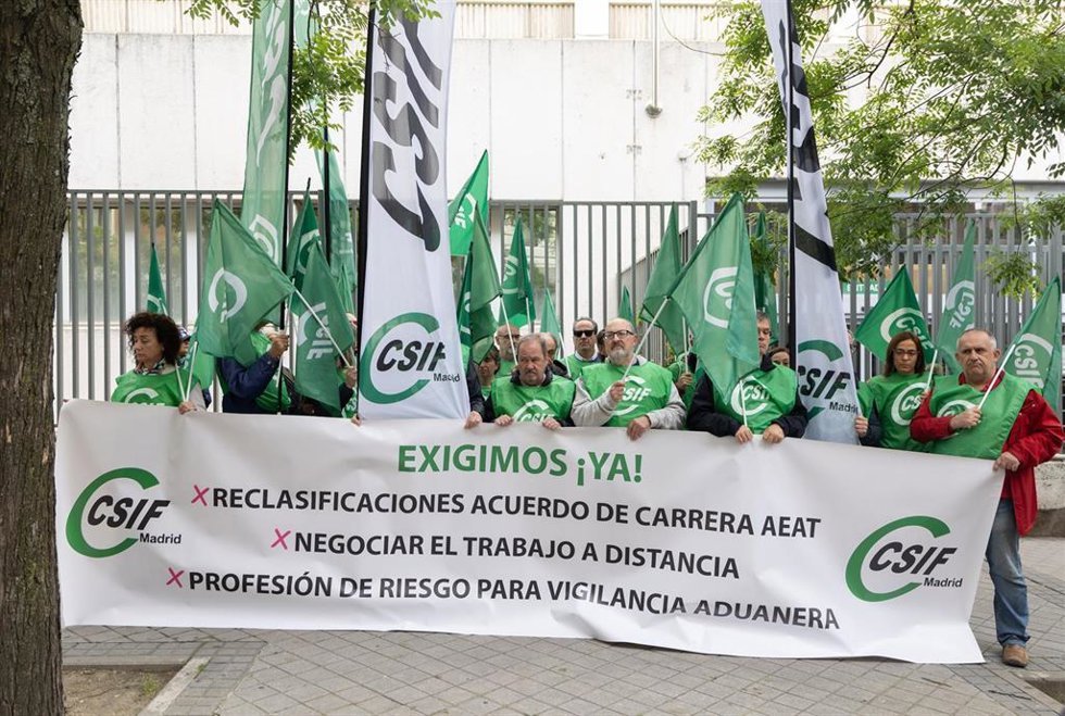 El delgado del CSIF en la agencia tributaria, Ángel Muñoz, durante una concentración frente a la Delegación Especial de la Agencia Estatal de la Administración Tributaria (AEAT), a 13 de mayo de 2026, en Madrid (España). La Central Sindical Independiente