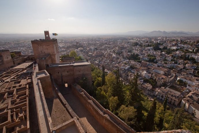 Archivo - Alcazaba de la Alhambra, vista de la ciudad de Granada