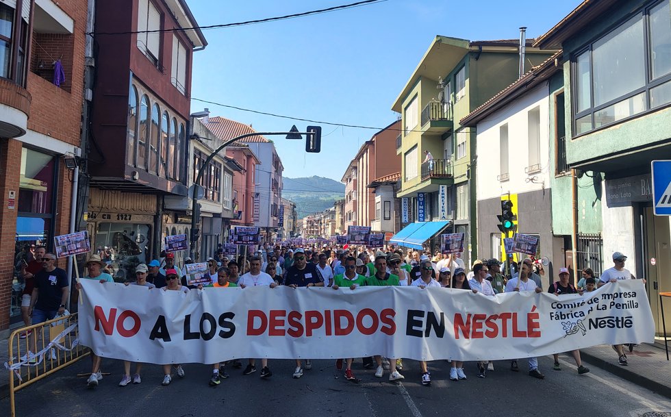 Miles de personas marchan en Cayón en contra del ERE en Nestlé: "La Penilla se defiende"