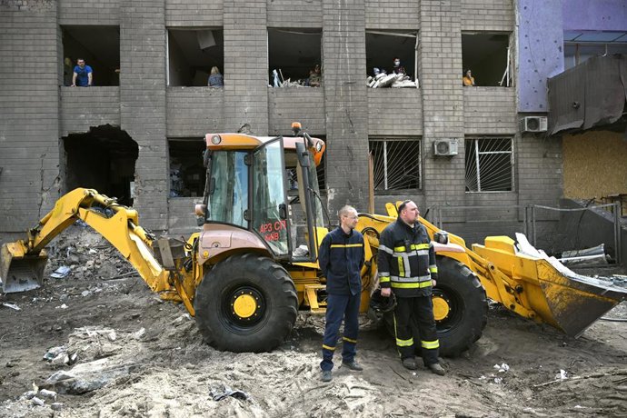 15 de maio de 2026, Kiev, Ucrânia: Equipes de resgate descansam durante as operações de remoção dos escombros de um prédio residencial de nove andares no distrito de Darnytskyi, onde um míssil russo destruiu uma parte do edifício, em Kiev, Ucrânia, em 15 