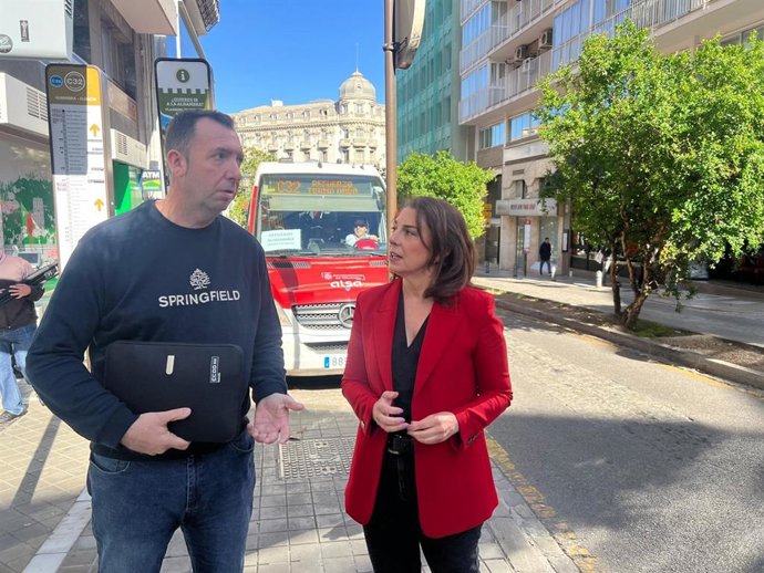 La portavoz socialista, Raquel Ruz, en una parada de autobús.