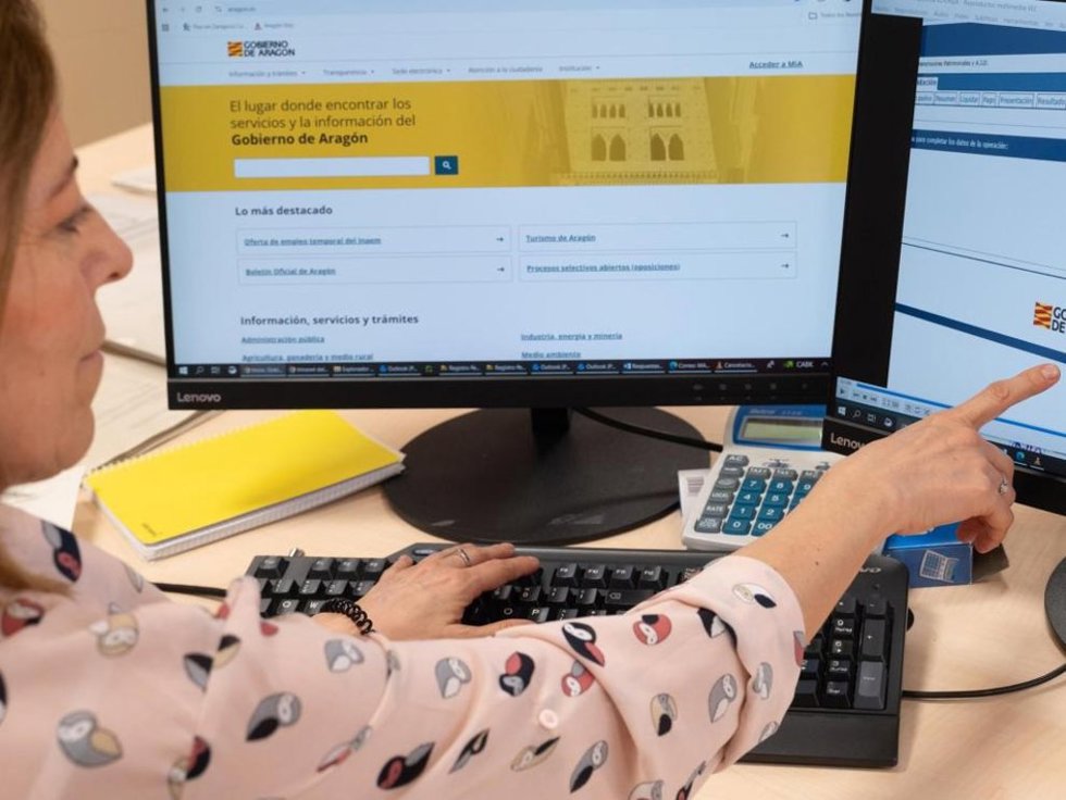 Trabajo en una de las oficinas del Gobierno de Aragón.