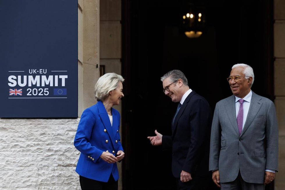 Archivo - Ursula von der Leyen y Keir Starmer